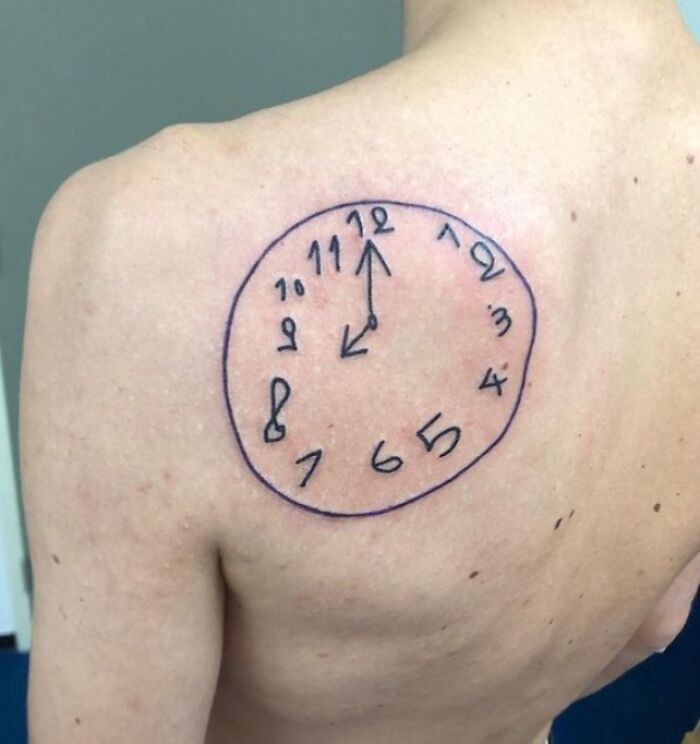 Tatuaje de reloj con números desordenados, ejemplo claro de tatuajes que fueron una mala elección en la espalda.