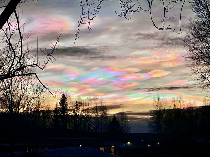 Nubes de colores brillantes en el cielo al atardecer, un fenómeno natural de coincidencias increíbles poco comunes.