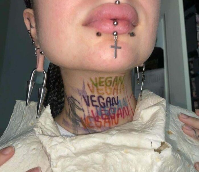 Tatuajes en el cuello con la palabra vegan en varios colores, ejemplificando tatuajes que fueron una mala elección.