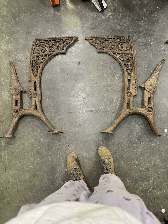 Pieza metálica antigua con diseño ornamental vista desde arriba, parte de las 25 personas que pidieron ayuda a Internet.
