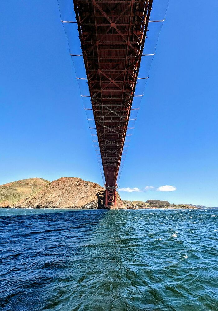 Vista desde abajo de un puente sobre el océano mostrando una perspectiva curiosa y única en fotos curiosas.