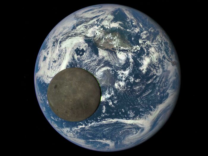 Foto curiosa del planeta Tierra con la Luna en primer plano mostrando perspectiva única desde el espacio.