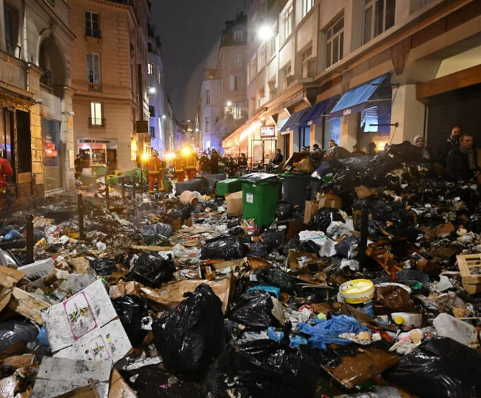 Calle llena de basura y desechos en noche urbana, foto curiosa que muestra las cosas desde otra perspectiva.