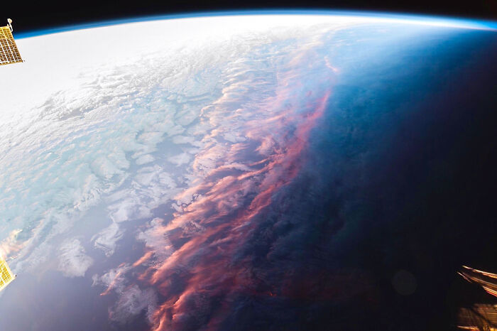 Vista desde el espacio mostrando la curvatura terrestre con nubes y luz solar, fotos curiosas que revelan otra perspectiva.