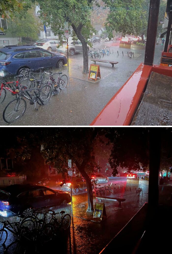 Vista curiosa de una calle con bicicletas y coches bajo la lluvia, mostrando una perspectiva diferente de la ciudad.