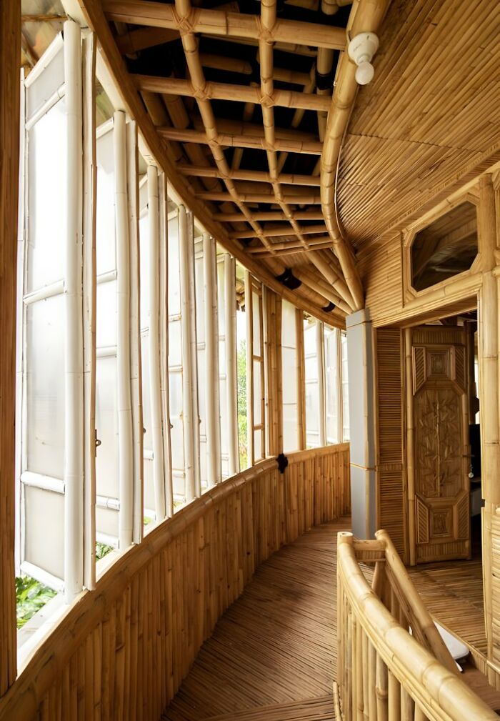 Pasillo curvo construido con madera y bambú mostrando las habilidades en proyectos creativos de carpintería y trabajo en madera.
