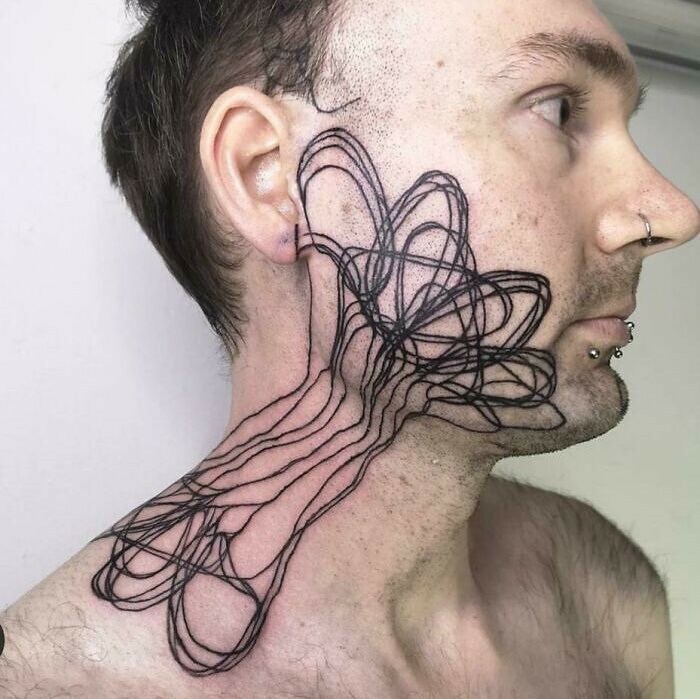Hombre con tatuaje en el cuello y cara hecho con líneas negras desordenadas, ejemplo de tatuajes horribles.