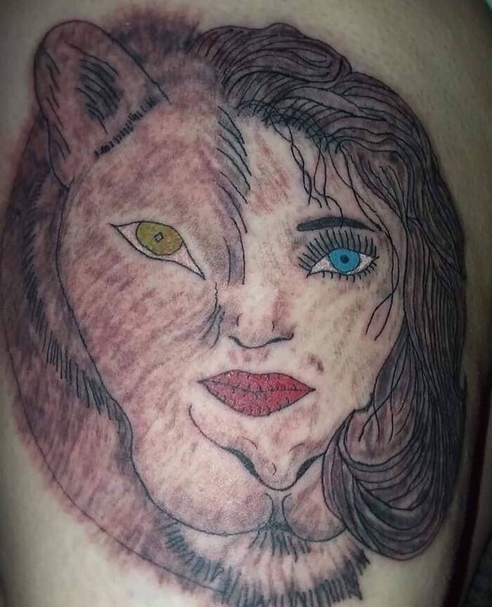 Tatuaje combinado de león y mujer con colores y líneas imperfectas, ejemplo de tatuajes horribles y mal hechos en la piel.