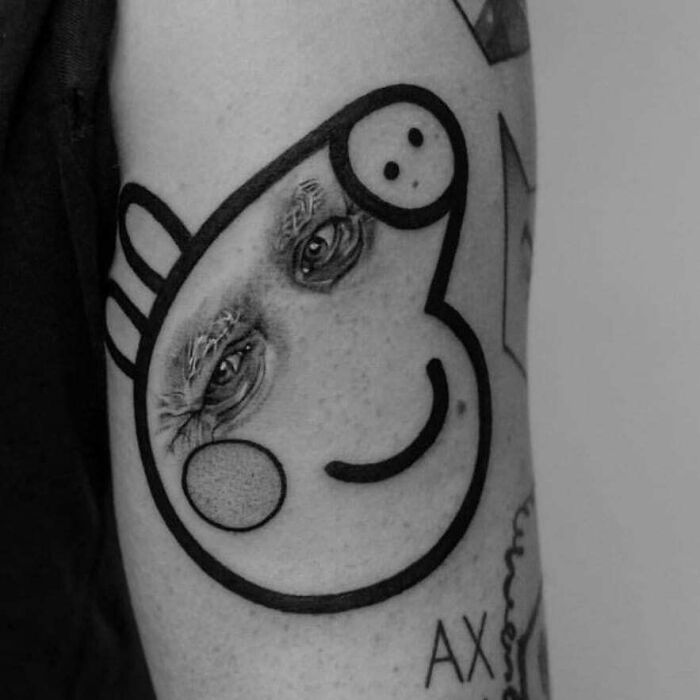 Tatuaje en brazo con diseño de caricatura que incluye ojos realistas, ejemplo de tatuajes horribles y poco convencionales.