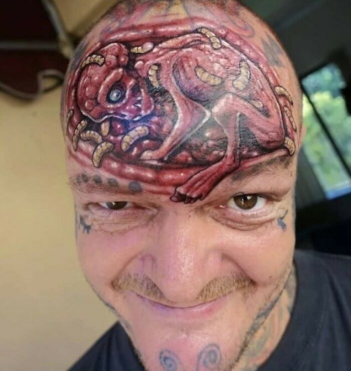 Hombre con tatuaje extraño y horroroso en la cabeza, muestra ejemplo de tatuajes horribles sin darse cuenta.