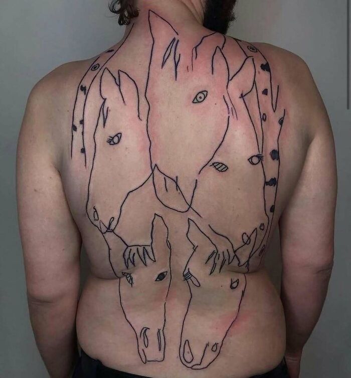 Tatuaje de líneas simples en la espalda con diseño de animales, ejemplo de tatuajes horribles que no se notan al dueño.
