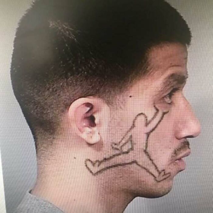 Hombre con tatuaje visible en la cara, ejemplo de personas con tatuajes horribles que no notan su error.