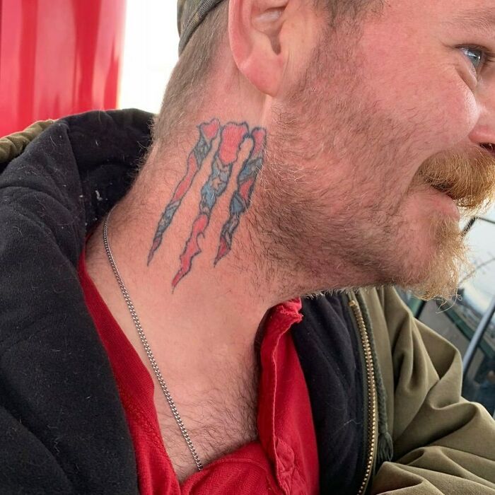 Hombre con tatuaje en el cuello que parece un diseño mal hecho con garra, ejemplo de tatuajes horribles y poco atractivos.