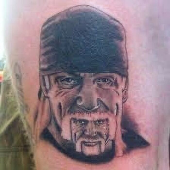 Tatuaje con doble rostro mal hecho, ejemplo de personas con tatuajes horribles sin darse cuenta.
