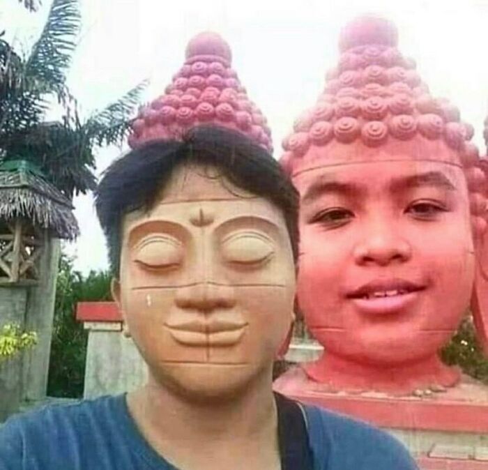 Joven con rostro pintado imitando una estatua de Buda en una imagen maldita difícil de explicar.