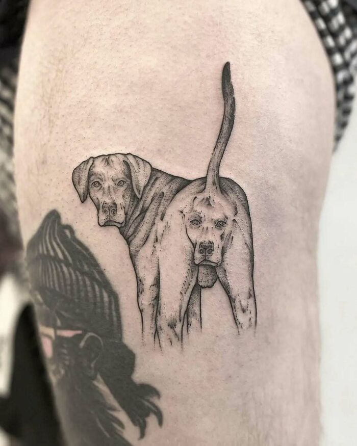 Tatuaje de perro en el muslo, diseño extraño y llamativo.