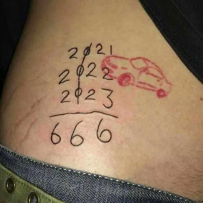 Tatuaje con suma incorrecta y dibujo de un coche en tinta negra y roja, ejemplo de tatuajes que no se dan cuenta que son horribles.