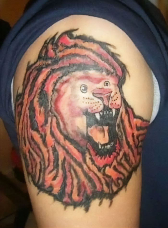 Un tatuaje de león con colores vibrantes y detalles únicos en el brazo de una persona.