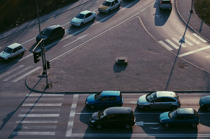 Tráfico en intersección compleja, ejemplificando choques culturales en la conducción urbana.