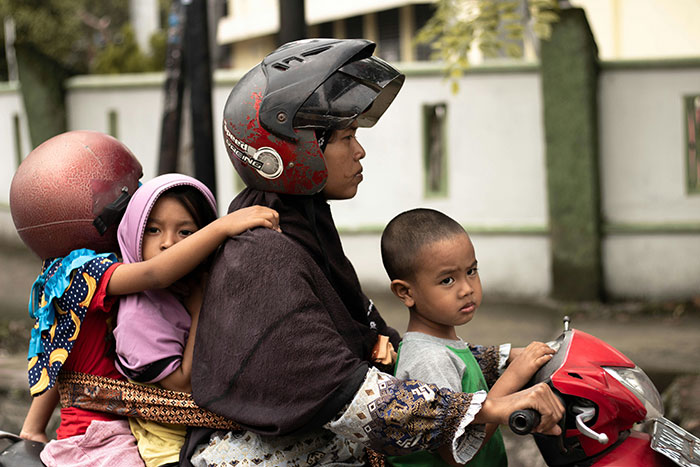 Madre y niños en motocicleta, un ejemplo de choque cultural inesperado.
