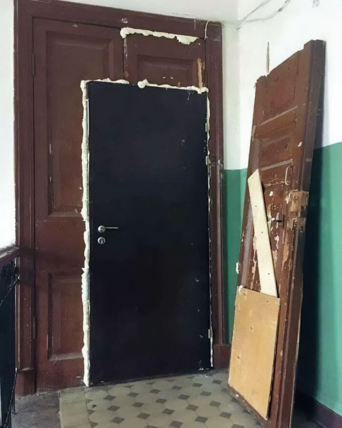 Puerta mal reparada con mal ajuste y marco dañado, ejemplo de reparaciones empeoradas.