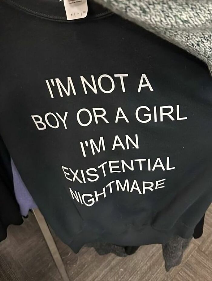 Camiseta divertida con frase en inglés sobre identidad, ejemplo de camisetas tan ridículas que no hay que ponerse en público.