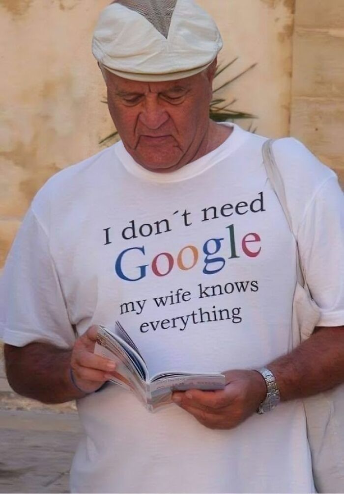 Hombre mayor con camiseta divertida con texto humorístico, ejemplo de camisetas tan divertidas como ridículas para usar en público.