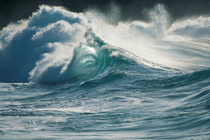Olas grandes rompiendo en el mar, evocando momentos en que supieron que tenían que irse ya mismo.