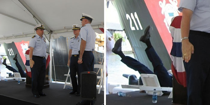 Oficial en uniforme frente a un podio con el número 211, mientras otra persona cae al suelo detrás en un evento oficial.