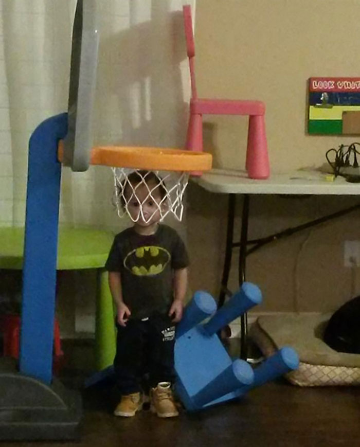 Niño bajo aro de baloncesto con una silla azul caída al suelo, imagen que representa personas con un día peor que el tuyo.