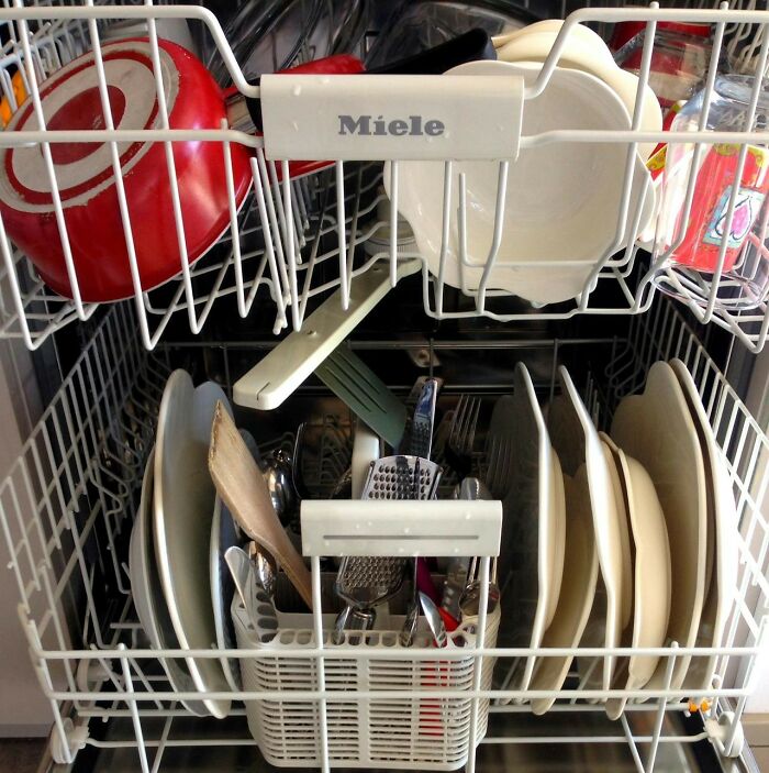 Lavavajillas Miele lleno de platos y utensilios, ilustrando momentos en que mujeres se dieron cuenta de que no se casarían.