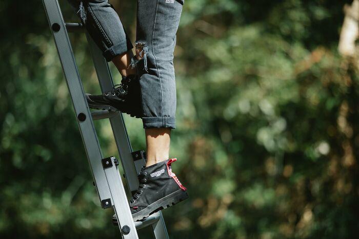 Persona subiendo una escalera mostrando actividades y objetos aparentemente inofensivos con riesgo oculto.