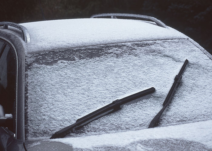 Parabrisas cubierto de nieve, representación de ignorar advertencias y arrepentirse.