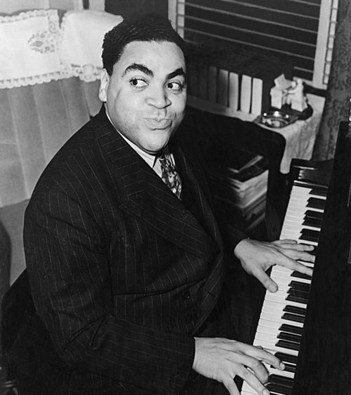 Hombre tocando piano en interior con estilo clásico en blanco y negro, datos fascinantes que harán cuestionar la realidad.