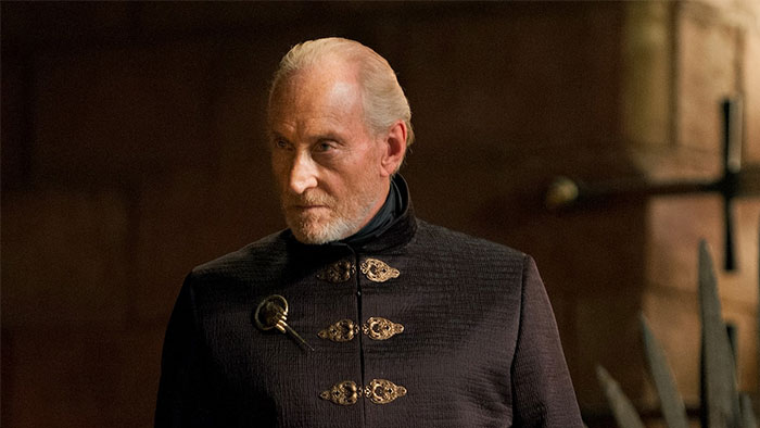 Hombre mayor con ropa medieval oscura, en un ambiente histórico, representando un personaje de ficción fascinante.
