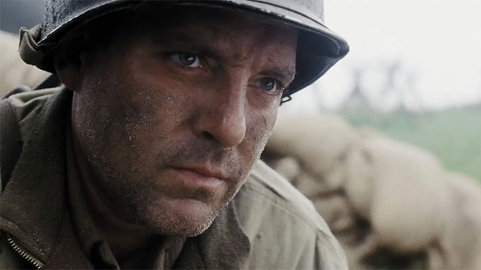 Hombre con casco militar y rostro sucio, mostrando emoción y tensión, ilustrando datos fascinantes que cuestionan la realidad.