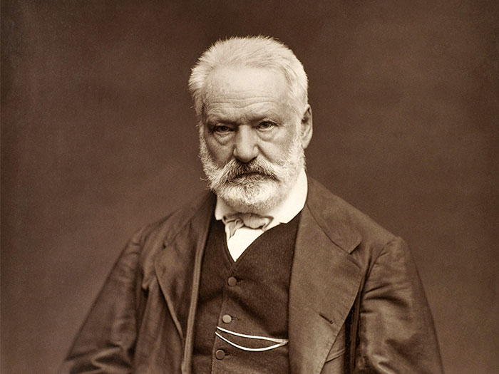 Hombre mayor con barba blanca y expresión seria, retrato antiguo en sepia relacionado con fascinantes datos y realidad.