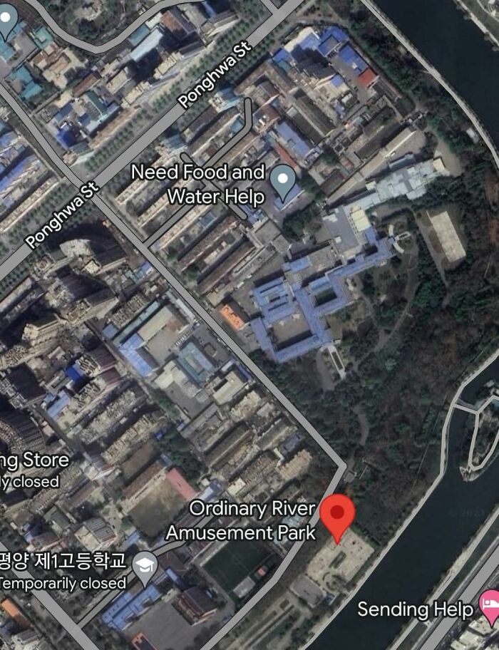 Vista satelital de lugares misteriosos y raros en Google Earth mostrando parques y calles poco comunes desde arriba.