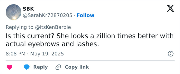 Comentario en Twitter elogiando el look glamuroso de los 90 de Pamela Anderson, resaltando cejas y pestañas.
