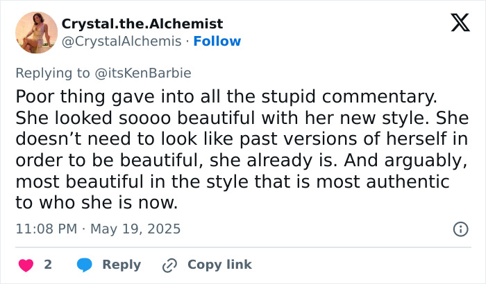 Tweet de Crystal.the.Alchemist elogiando el estilo glamuroso de los 90 de Pamela Anderson tras años con look natural.