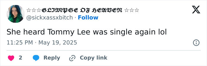 Captura de tweet sobre el estado de Tommy Lee, destacando el estilo glamuroso de Pamela Anderson en los 90.