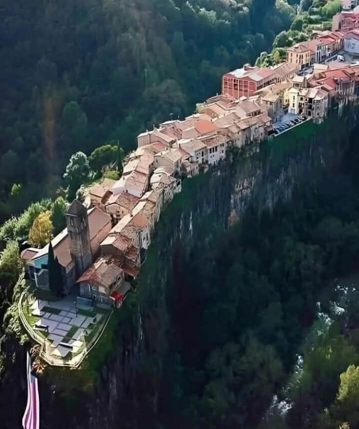 Pueblo construido al borde de un acantilado, uno de los lugares misteriosos y raros encontrados en Google Earth.