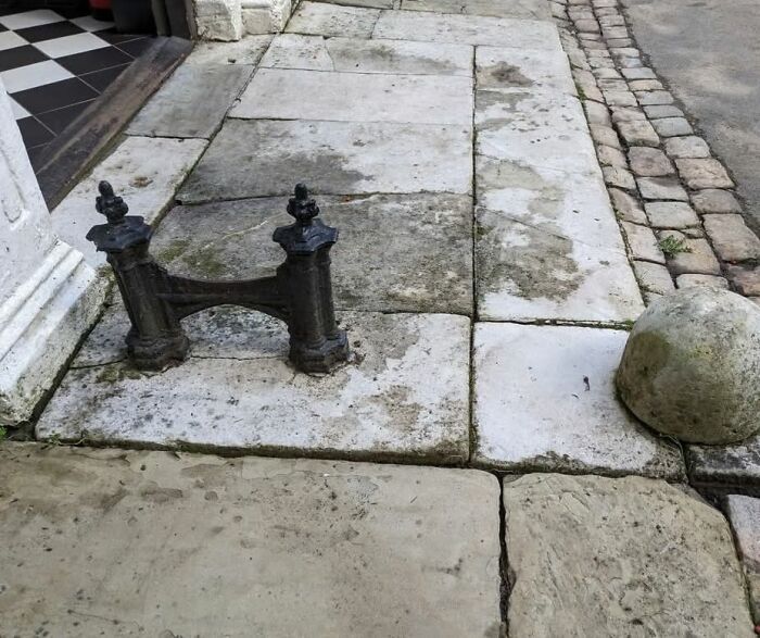 Descubrimientos curiosos en casas abandonadas con suelos de piedra y elementos antiguos olvidados al aire libre.
