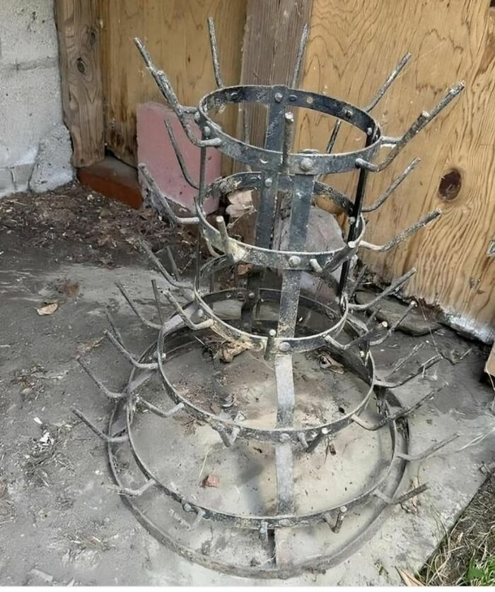 Estructura metálica oxidada encontrada en casas abandonadas, parte de descubrimientos curiosos en casas olvidadas.