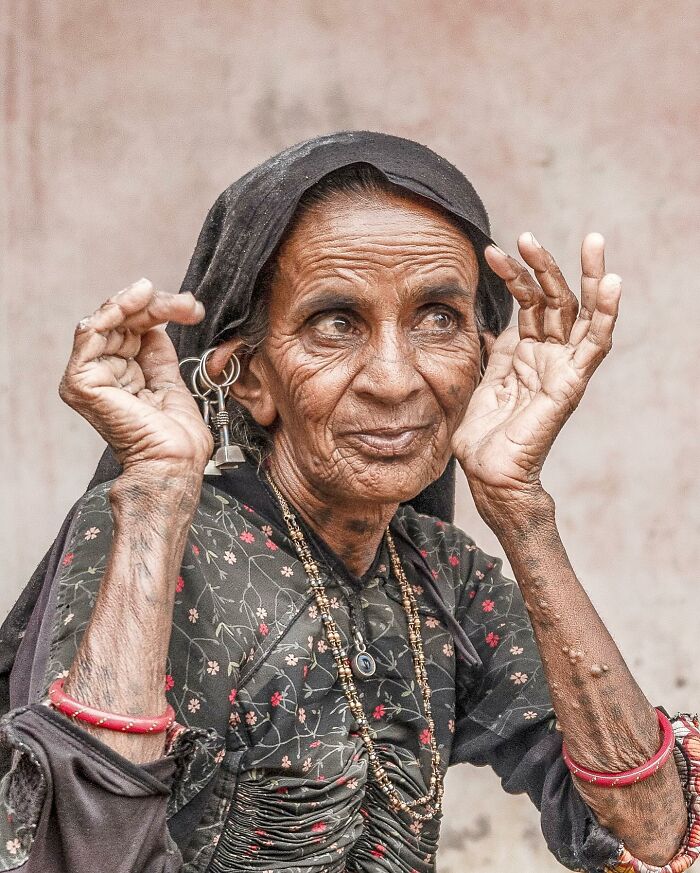 Retrato elocuente de mujer mayor con arrugas y vestimenta tradicional, parte de retratos de personas mayores en el mundo.