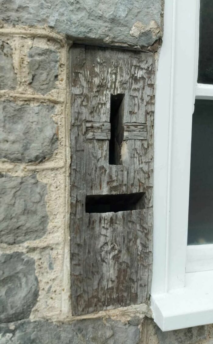 Detalle de madera envejecida y piedra en casas abandonadas con descubrimientos curiosos en construcciones olvidadas.