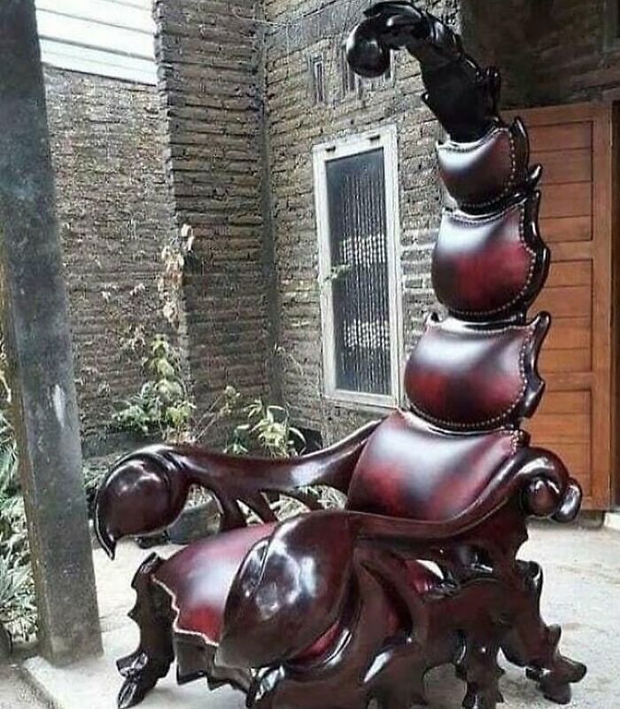 Silla de madera diseño escorpión con detalles tallados, imagen maldita que destaca por su originalidad y forma única.