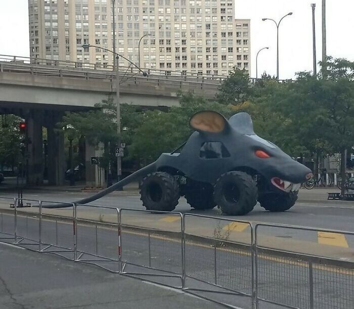 Vehículo con diseño de rata gigante en la calle, imagen maldita llamativa y fuera de lo común captada en la ciudad.
