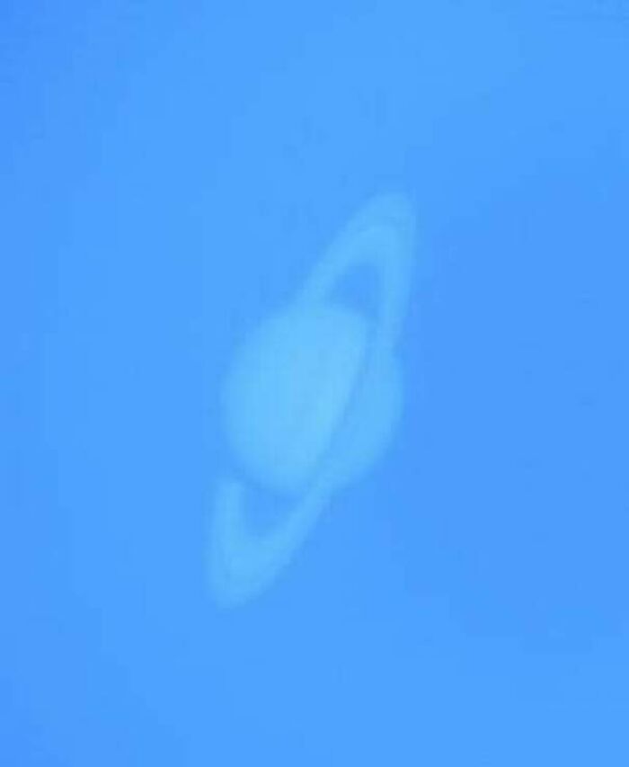 Foto curiosa de un planeta con anillos que nos permite ver las cosas desde otra perspectiva espacial y única.