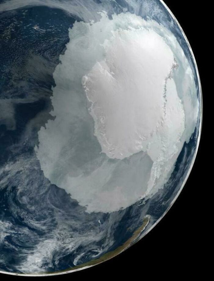 Vista satelital curiosa de la Antártida mostrando el hielo blanco desde otra perspectiva terrestre única.